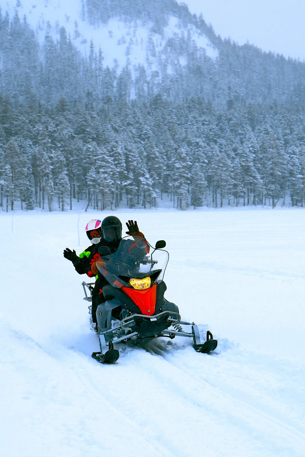 5 Best Snowmobile Gloves | Stay Warm and Protected